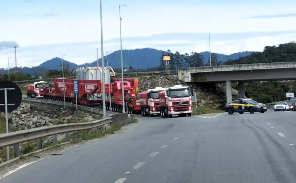 Atenção motorista: Comboio com transformador gigante causará filas na BR-470 e BR-101 nesta quinta