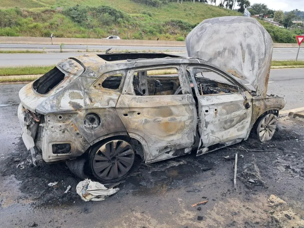 Carro híbrido pega fogo na marginal da BR-470 e mobiliza bombeiros em Blumenau