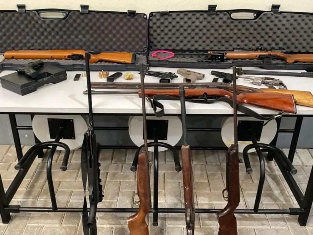 Tiro durante briga de rua leva polícia a descobrir arsenal e prender homem em Gaspar