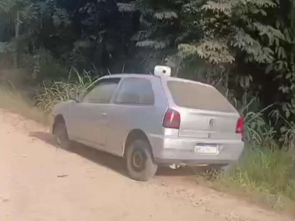Carro é furtado a poucos metros de delegacia em Blumenau e encontrado depenado no bairro Velha