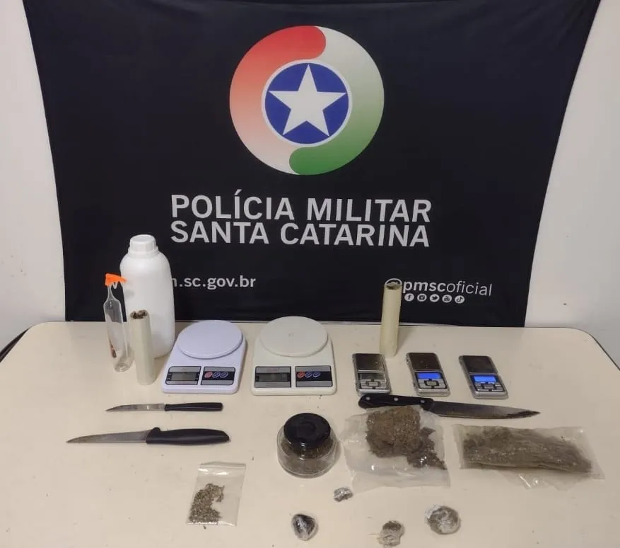 PM prende dois homens e apreende drogas sintéticas após ação com cão farejador em Blumenau