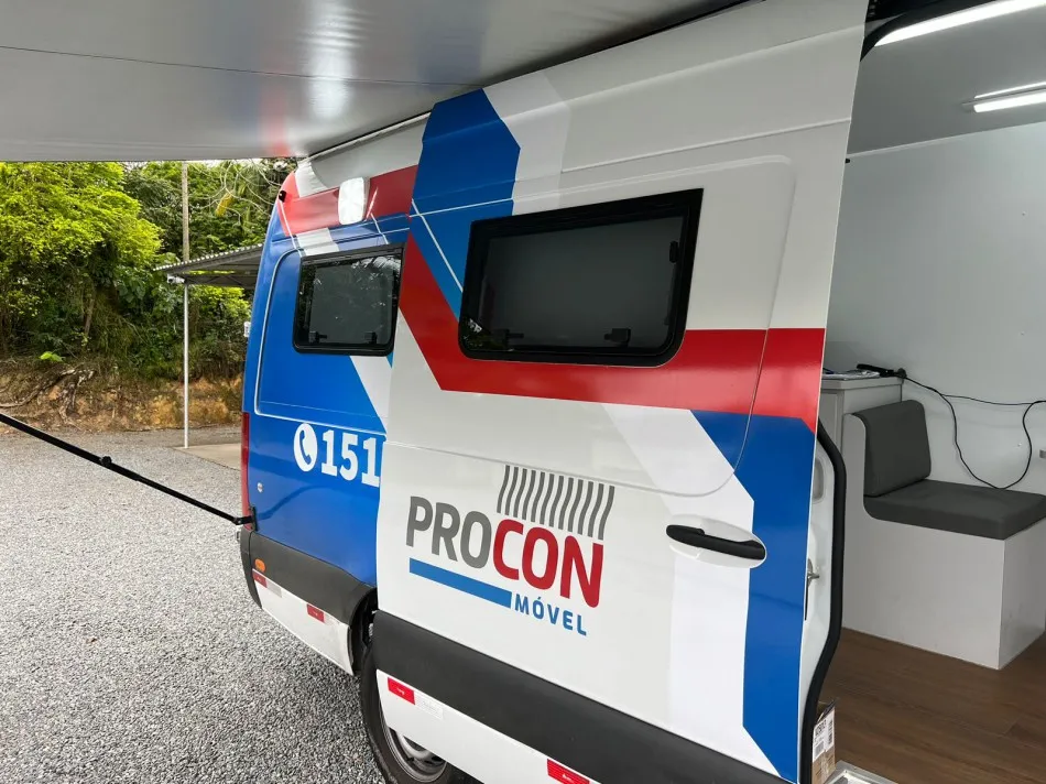 Procon Móvel atende consumidores no bairro Vila Formosa, em Blumenau, nesta quarta-feira