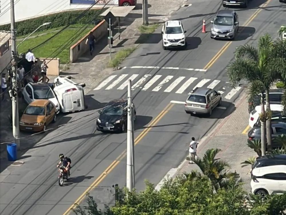 Acidente com quatro carros deixa veículo capotado em Blumenau 