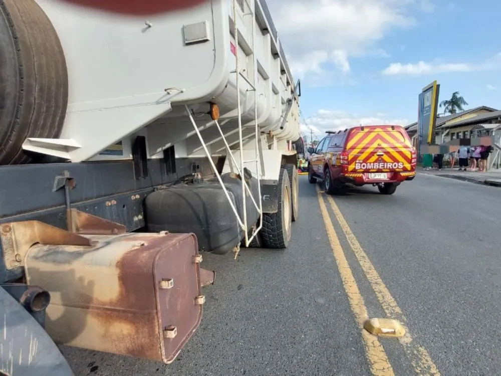 Aluno é atropelado por caminhão em frente à escola no Belchior, em Gaspar