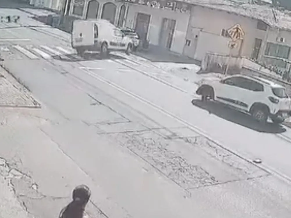 Vídeo mostra momento em que carro tomba e atinge veículos estacionados em Blumenau