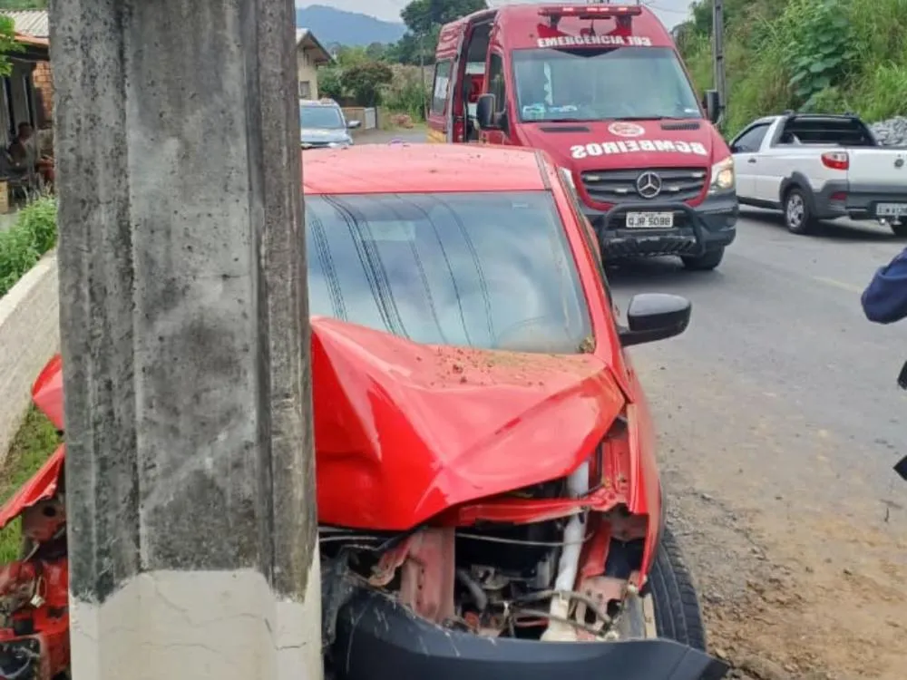 Carro bate contra poste e deixa passageiro ferido em Taió