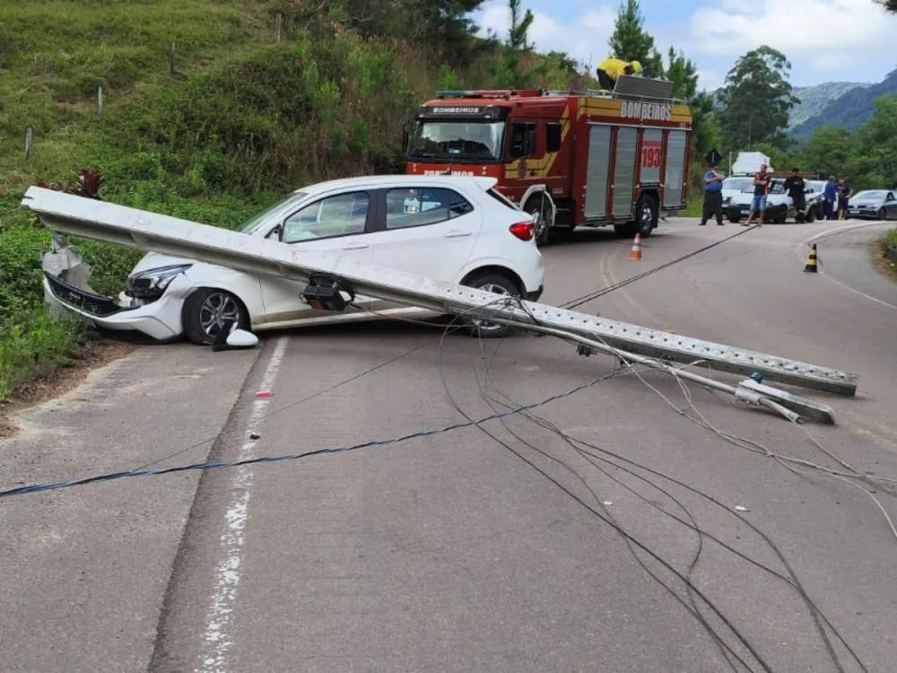 Motorista fica ferido após bater carro contra poste em Rio do Sul