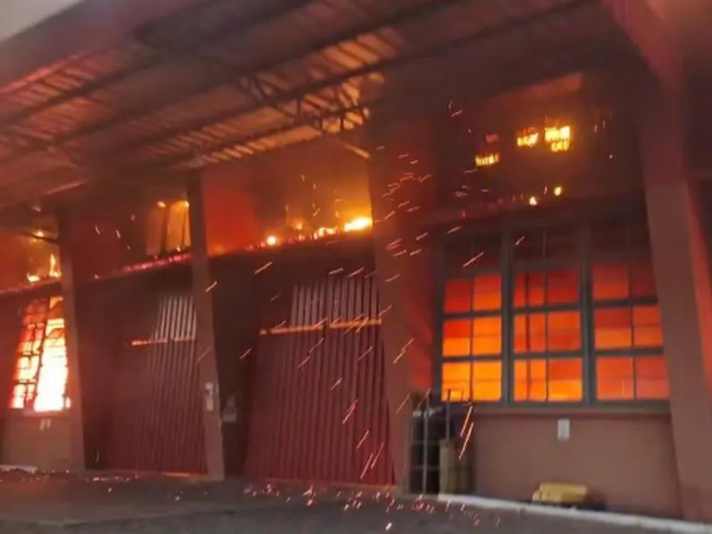 Incêndio atinge edificação industrial em Brusque e mobiliza mais de 20 bombeiros