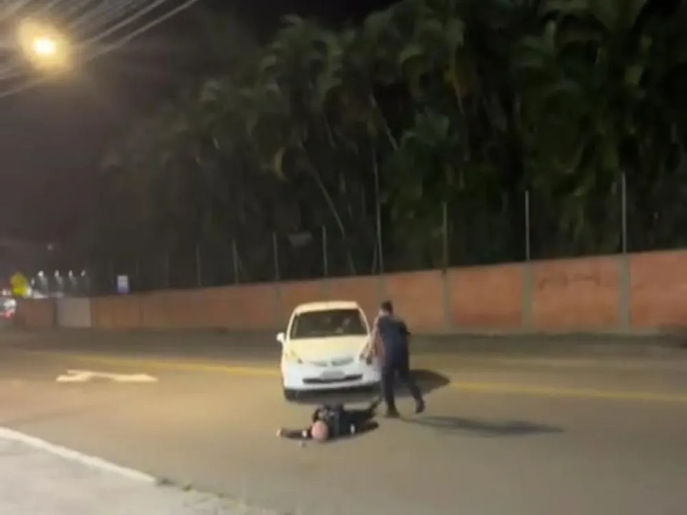 Motorista com documentação do carro vencida atinge agente da GMT ao fugir de acidente e termina preso em Blumenau