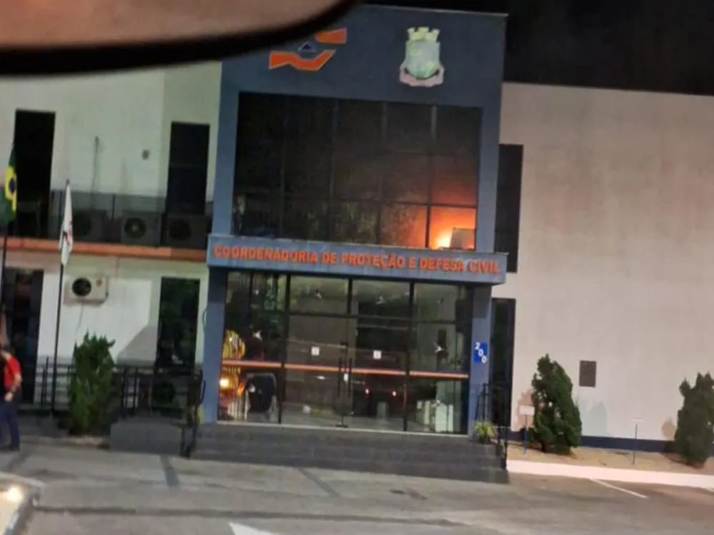 Prédio da Defesa Civil de Brusque é atingido por incêndio na madrugada deste domingo