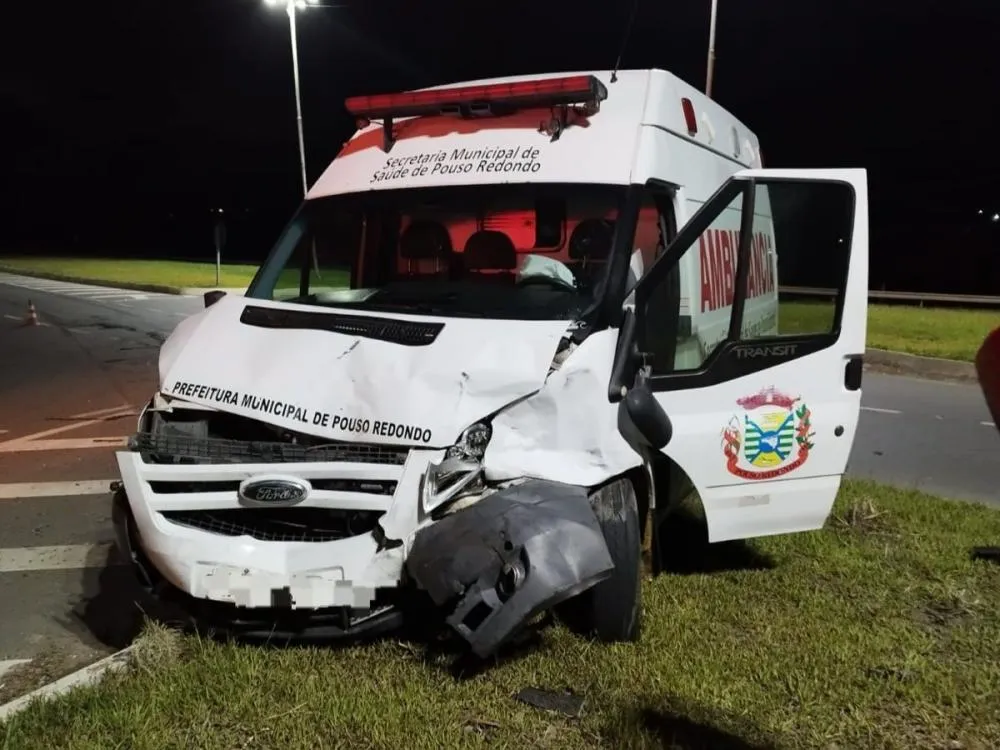 Acidente com ambulância de Pouso Redondo mobiliza bombeiros na BR-470, em Rio do Sul