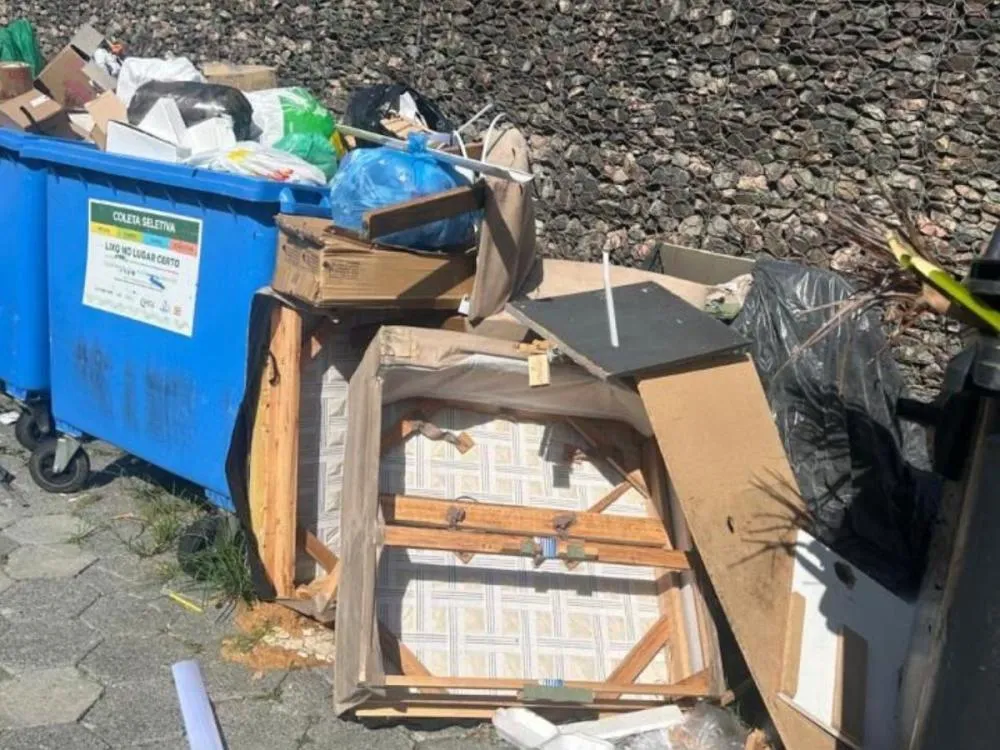 Contêineres viram depósito de entulho e moradores cobram fiscalização em Blumenau