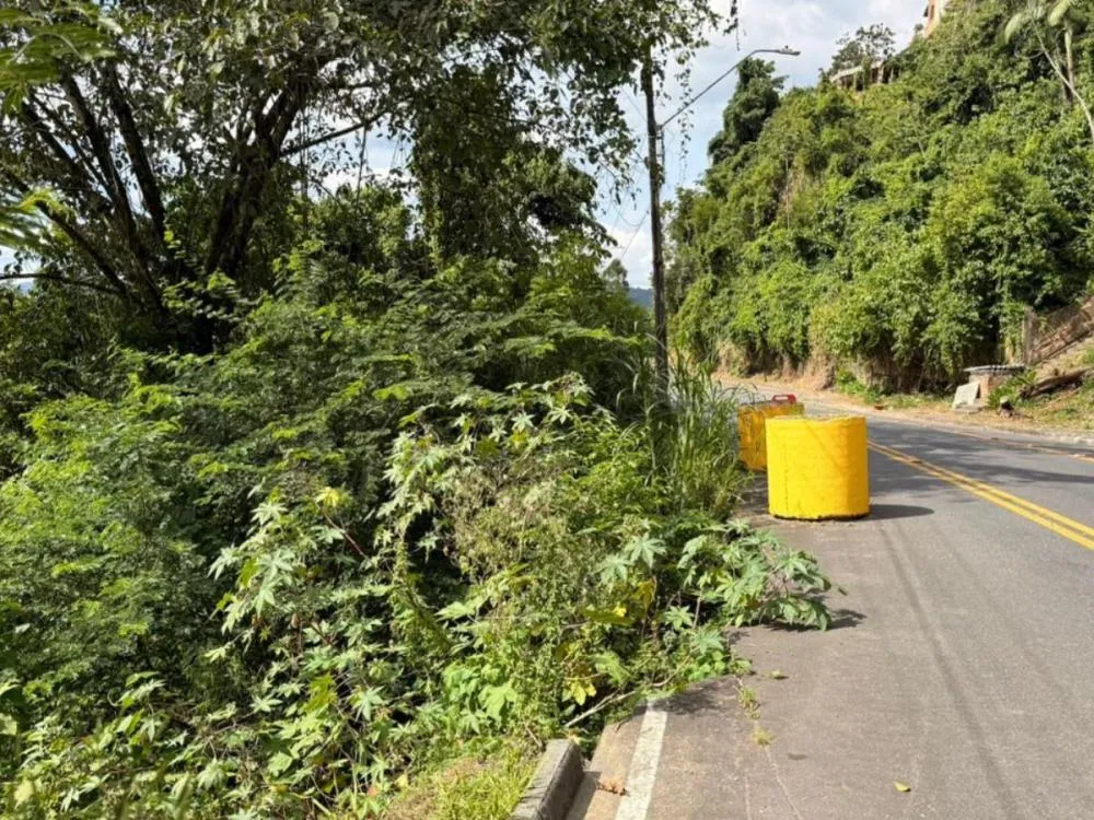 Rua segue em meia pista há quase três anos e moradores cobram solução em Blumenau; veja o que diz a Prefeitura