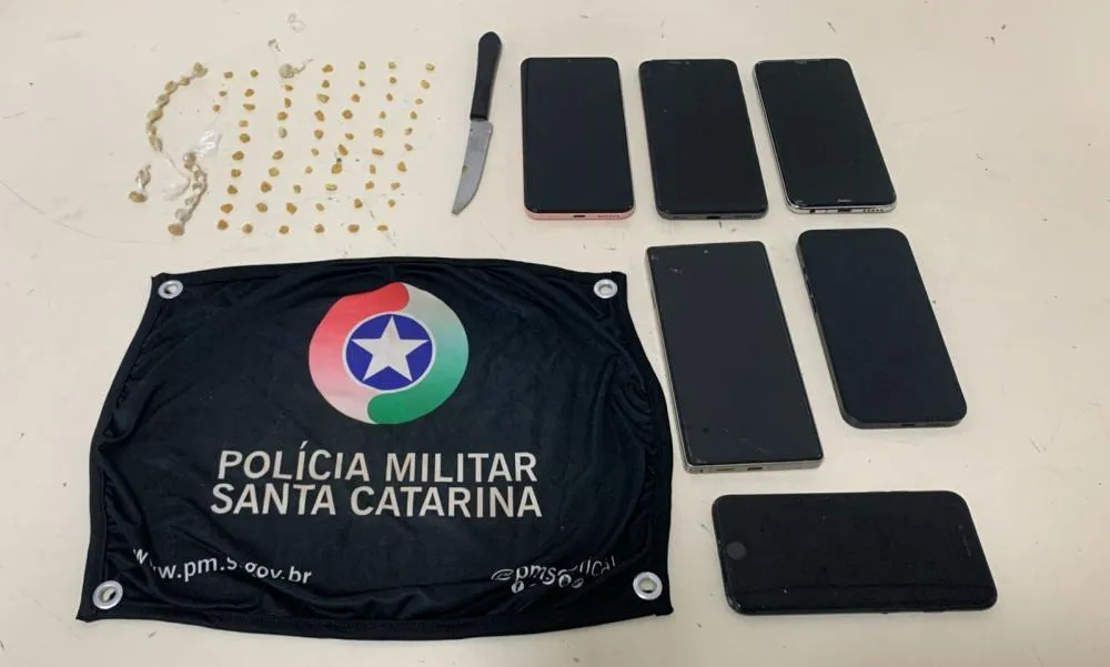 Cão farejador ajuda PM a localizar crack e dupla é detida por tráfico em Gaspar