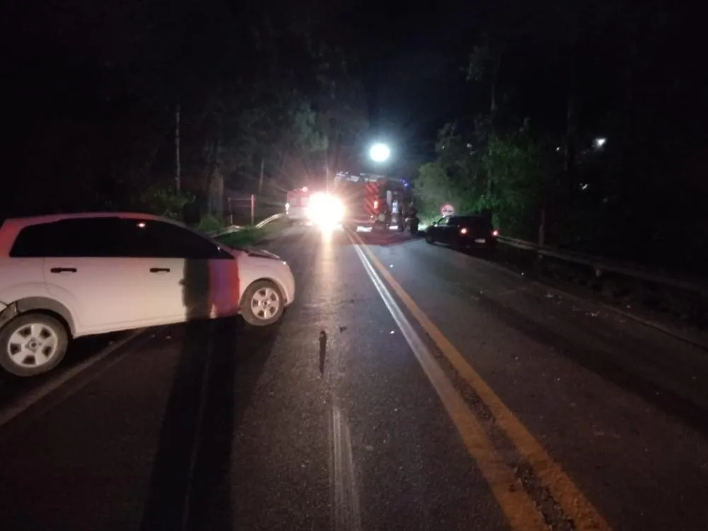 Acidente entre dois carros deixa motorista preso às ferragens na BR-470, em Rio do Sul