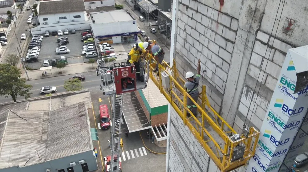 Bombeiros resgatam trabalhadores presos em andaime suspenso a 35 metros em Blumenau