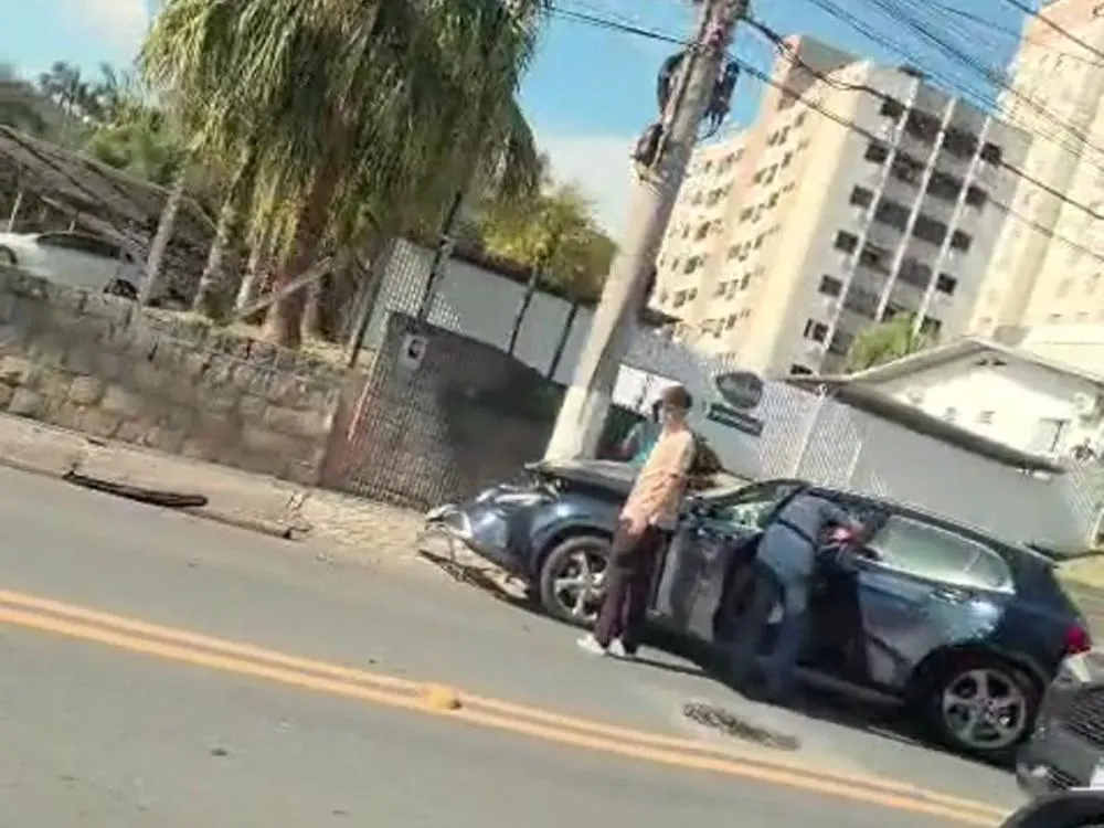 Motorista perde controle do carro, bate em poste e fica ferido em Blumenau
