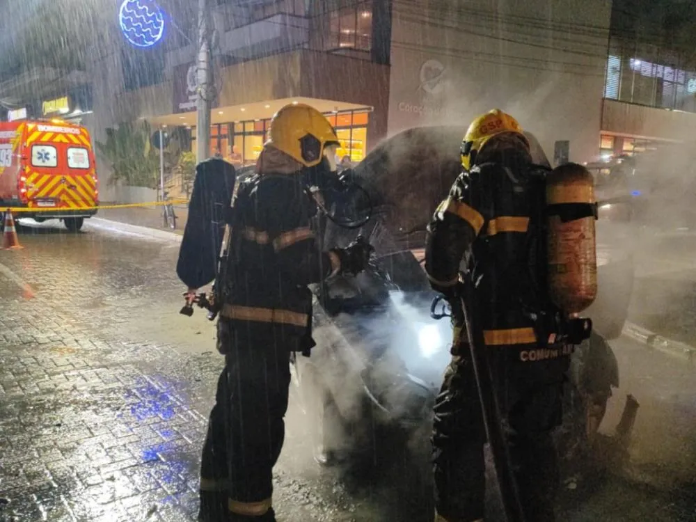 Veículo pega fogo no Centro de Gaspar e mobiliza Corpo de Bombeiros