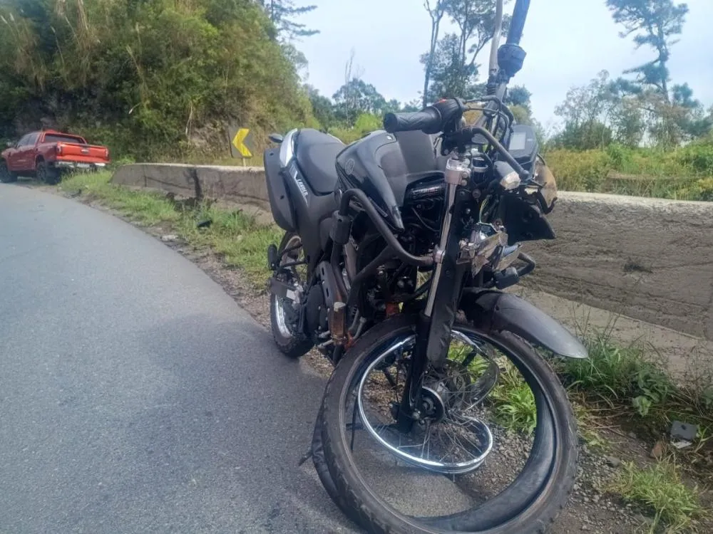 Batida entre moto e caminhonete deixa mulher ferida na BR-470 em Pouso Redondo