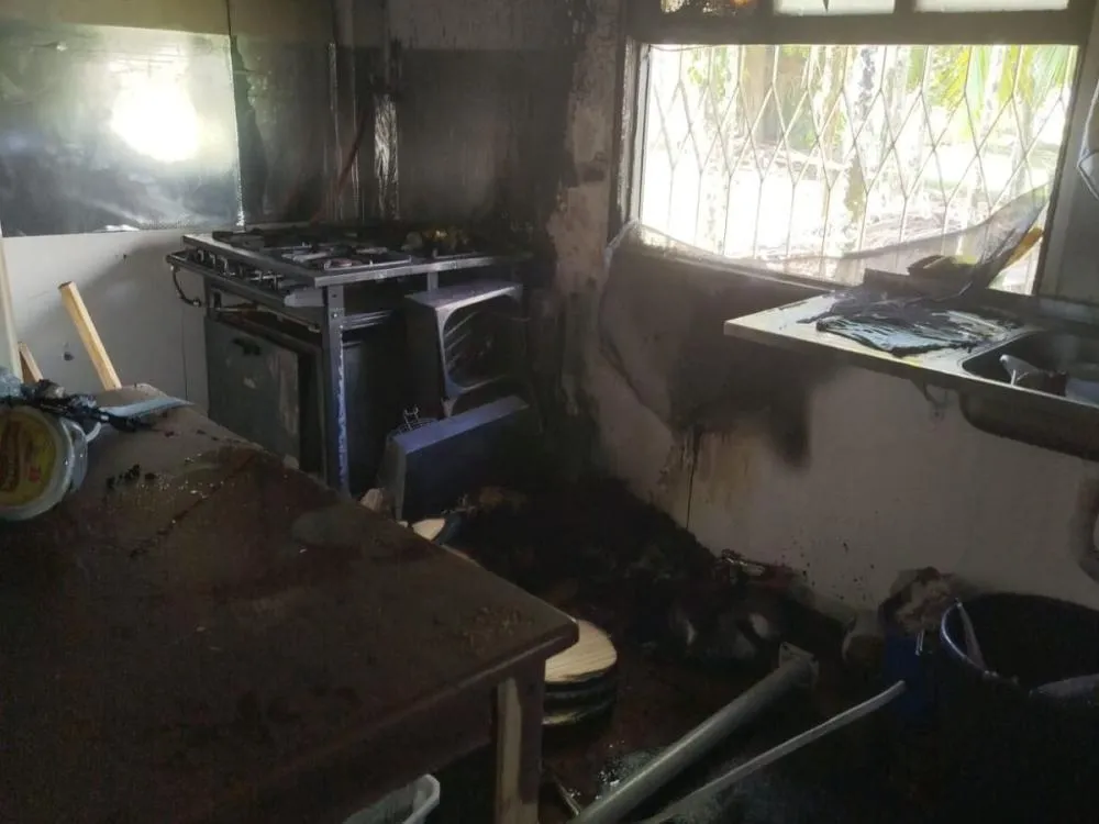 Incêndio atinge cozinha de estabelecimento comercial e mobiliza bombeiros em Timbó