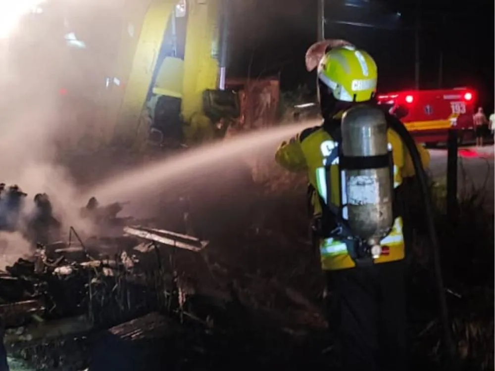 Bombeiros combatem incêndio em área de entulho e vegetação no bairro Margem Esquerda, em Gaspar