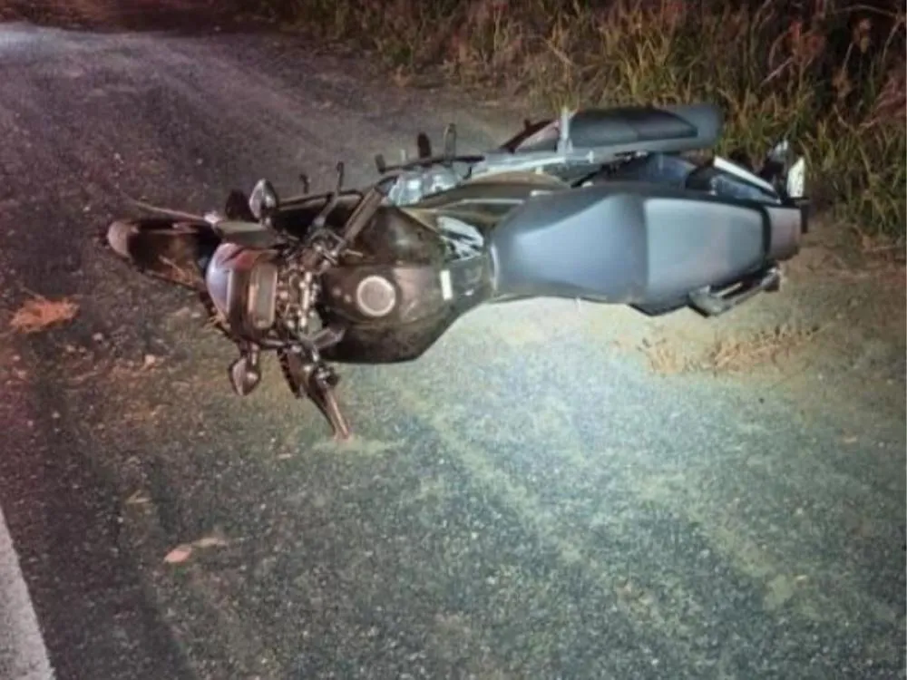 Motociclista sem CNH foge da PM, bate contra poste e é abordado em Timbó