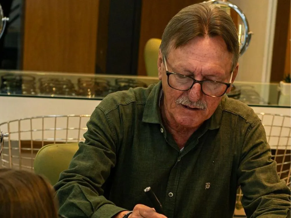 Blumenau se despede de Jorge Luis Waldrich, proprietário da Óptica Heusi