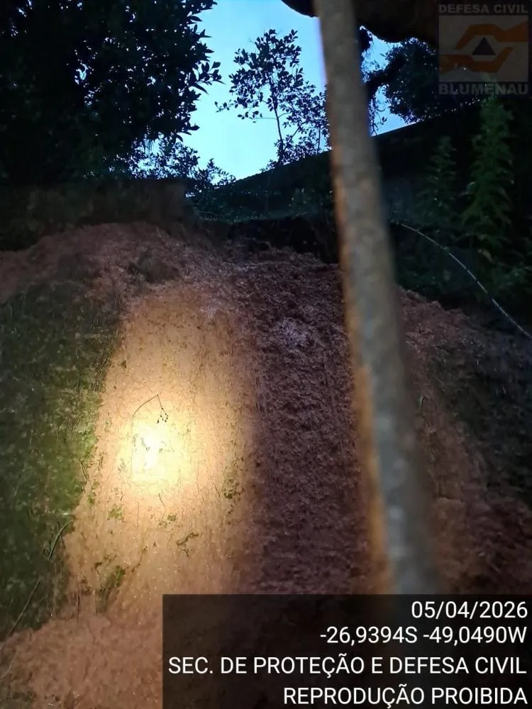 Temporal em Blumenau: Itoupavazinha registra 143 mm de chuva e casas são atingidas por deslizamento no Garcia