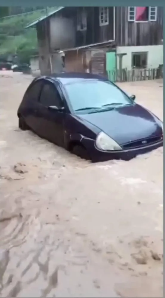 VÍDEO: Rua 'vira rio' e carros ficam ilhados durante temporal de Páscoa em Blumenau