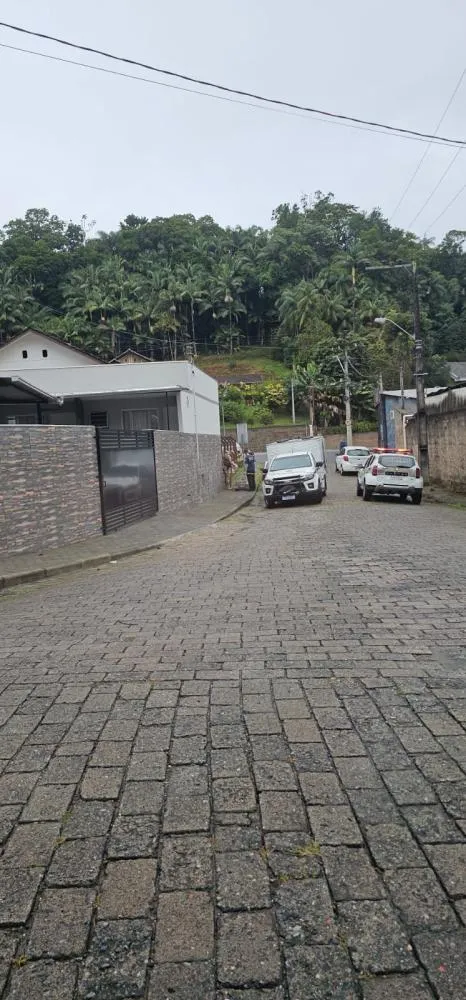 Homem é encontrado morto dentro de carro estacionado em Blumenau