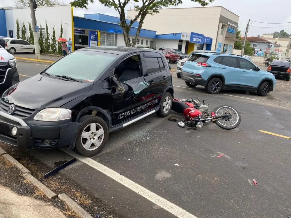 Motociclista de 21 anos fica ferido após acidente com carro no Alto Vale
