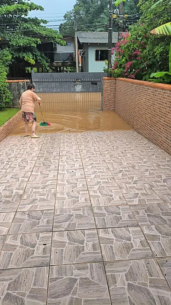 Moradores da rua Berta Mette registram alagamentos após temporal e cobram soluções da prefeitura
