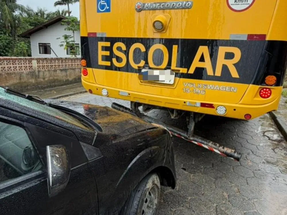 Batida entre carro e ônibus escolar deixa uma ferida em Ilhota