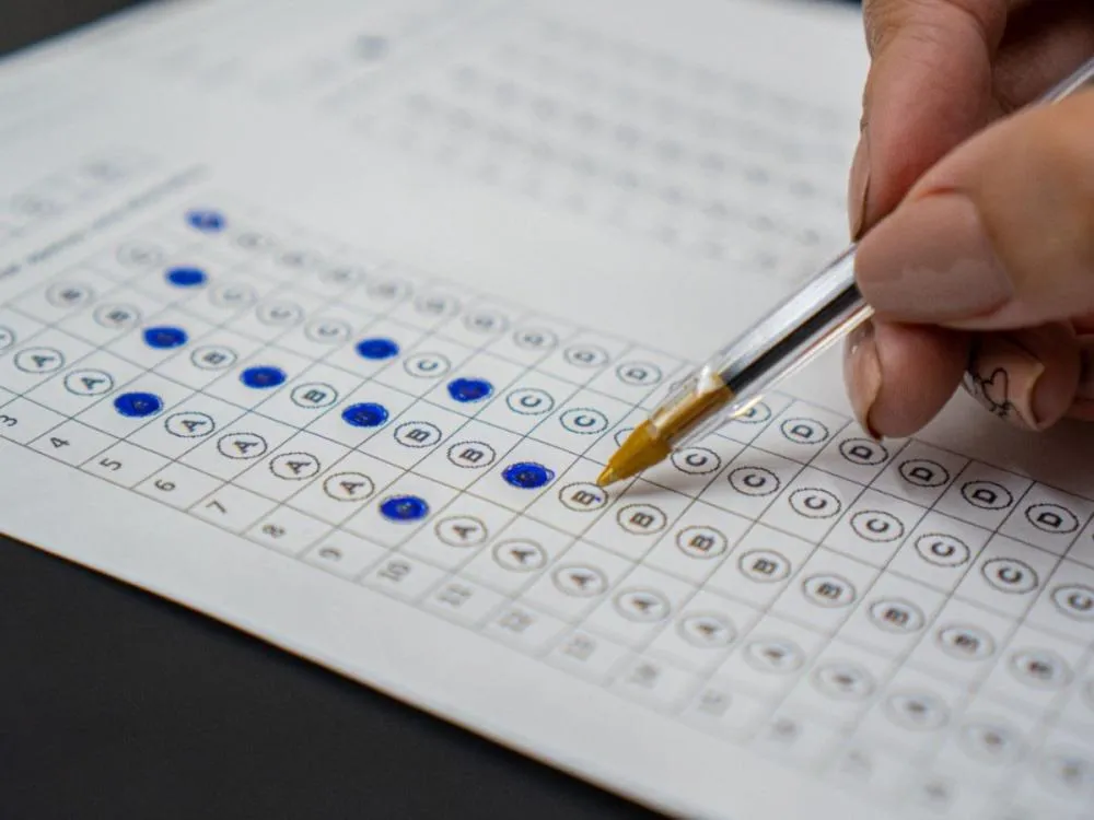 InvestSC abre concurso público com 10 vagas e salários de até R$ 10 mil