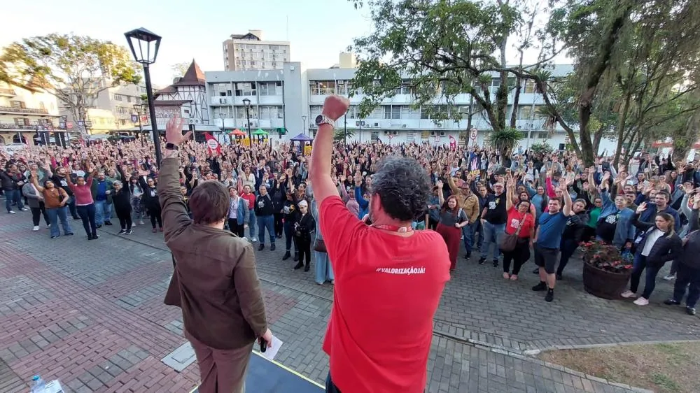 Servidores municipais de Blumenau fazem assembleia nesta terça; veja impacto nos serviços