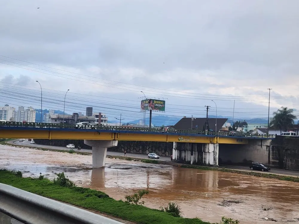 Defesa Civil de Brusque atende ocorrências de alagamento e monitora nível do Rio Itajaí-Mirim nesta terça
