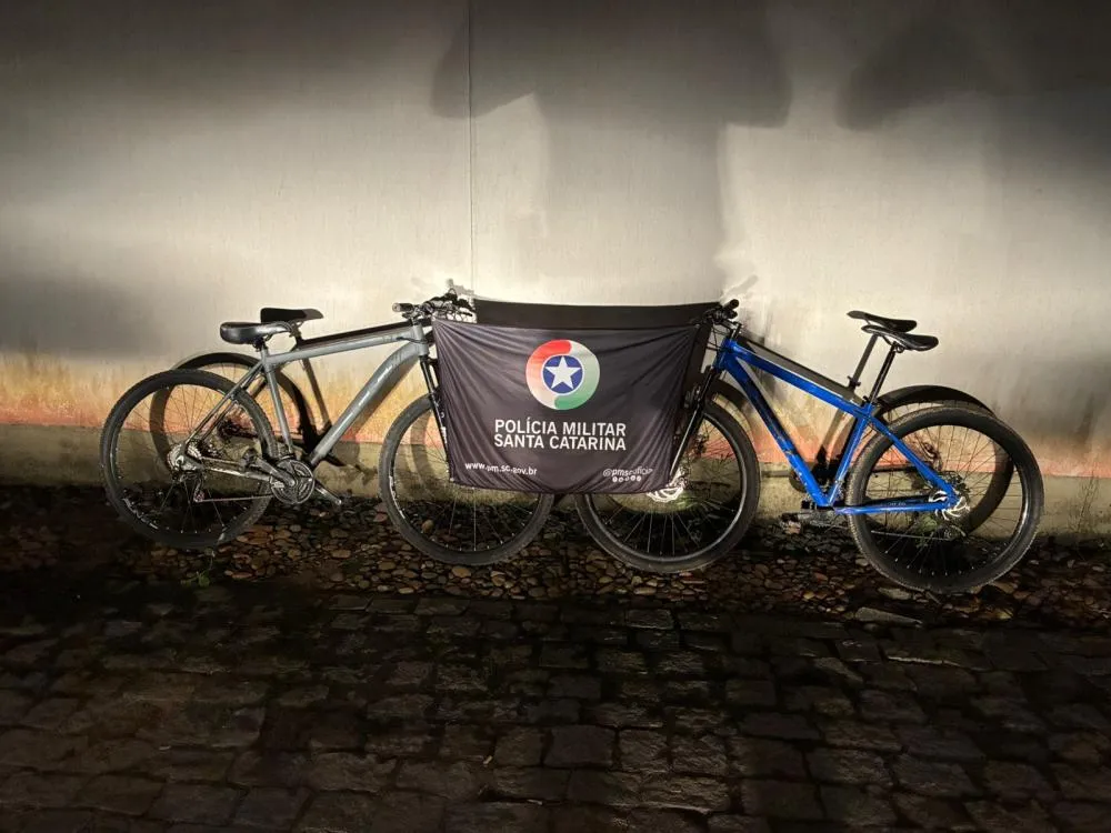 Homem furta bicicleta e troca por crack; polícia localiza 'boca de fumo' e apreende notas falsas em Blumenau