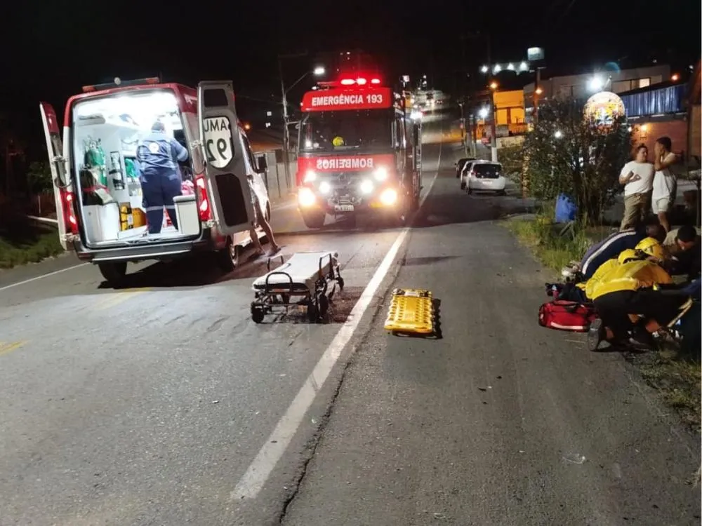 Jovem de 20 anos fica ferido após acidente entre carro e moto em Ituporanga