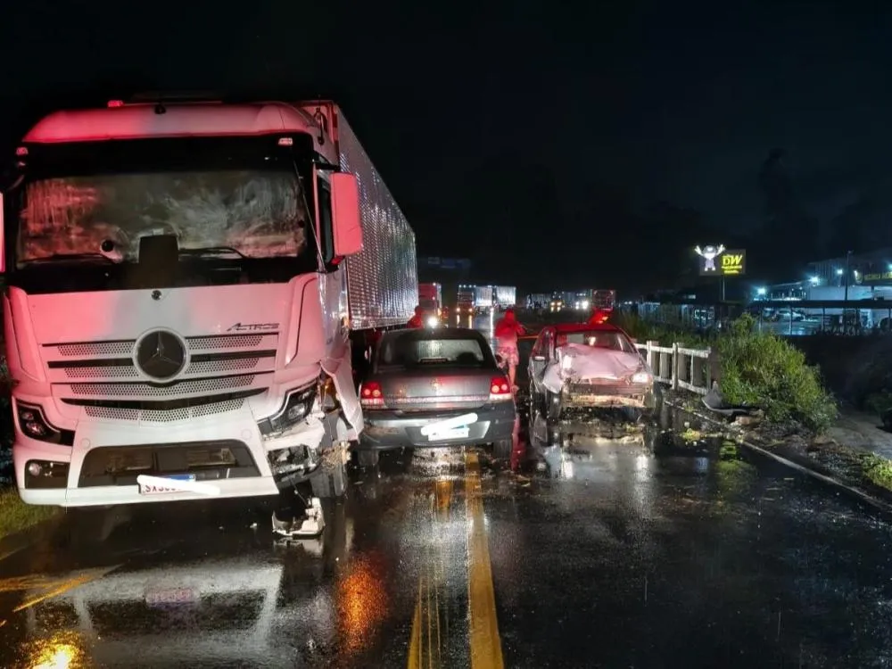 Batida entre dois carros e um caminhão mobiliza bombeiros na BR-470, em Rio do Sul