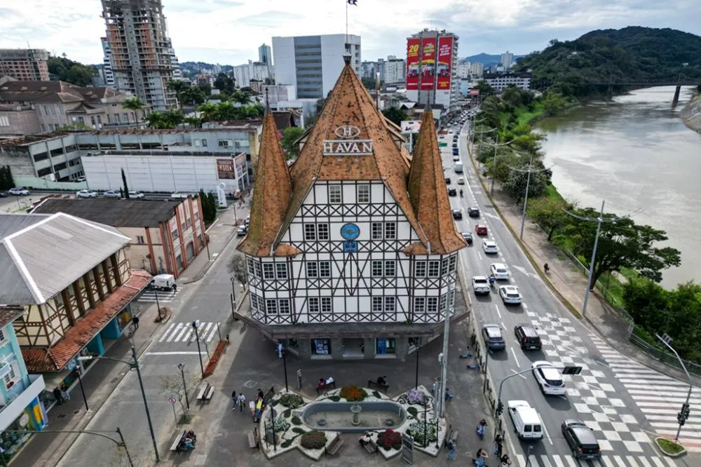 Castelinho: A exceção das casas brancas