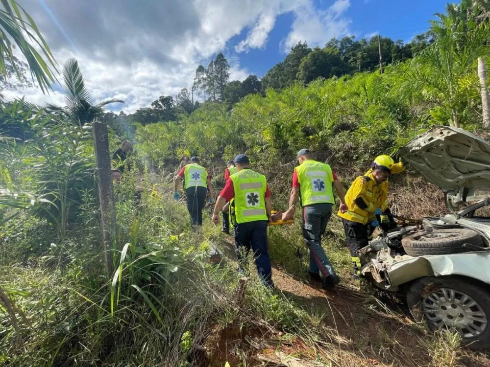 Motorista fica ferido após carro capotar em ribanceira no Belchior em Gaspar