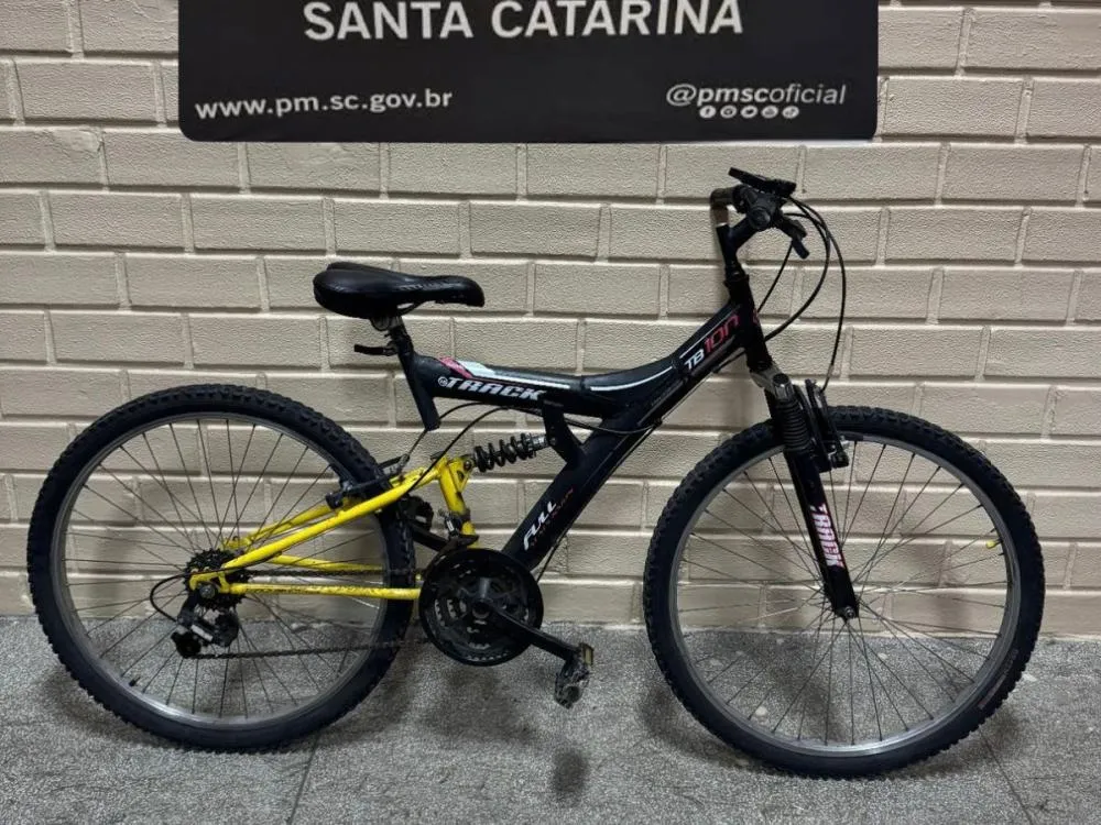 Polícia Militar apreende droga e recupera bicicleta no Centro de Blumenau