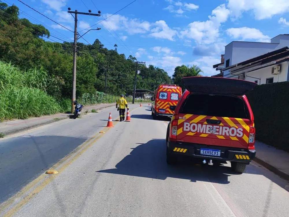 Motociclista fica ferido após bater contra poste em Gaspar