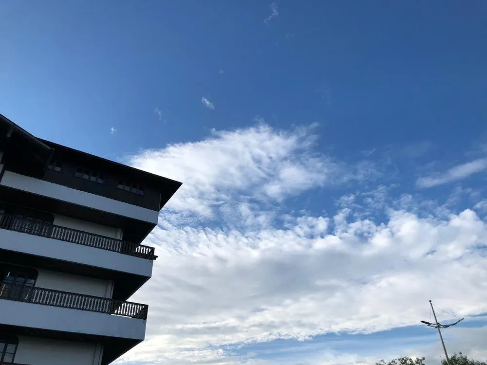 Domingo começa com sol e termina com chance de chuva