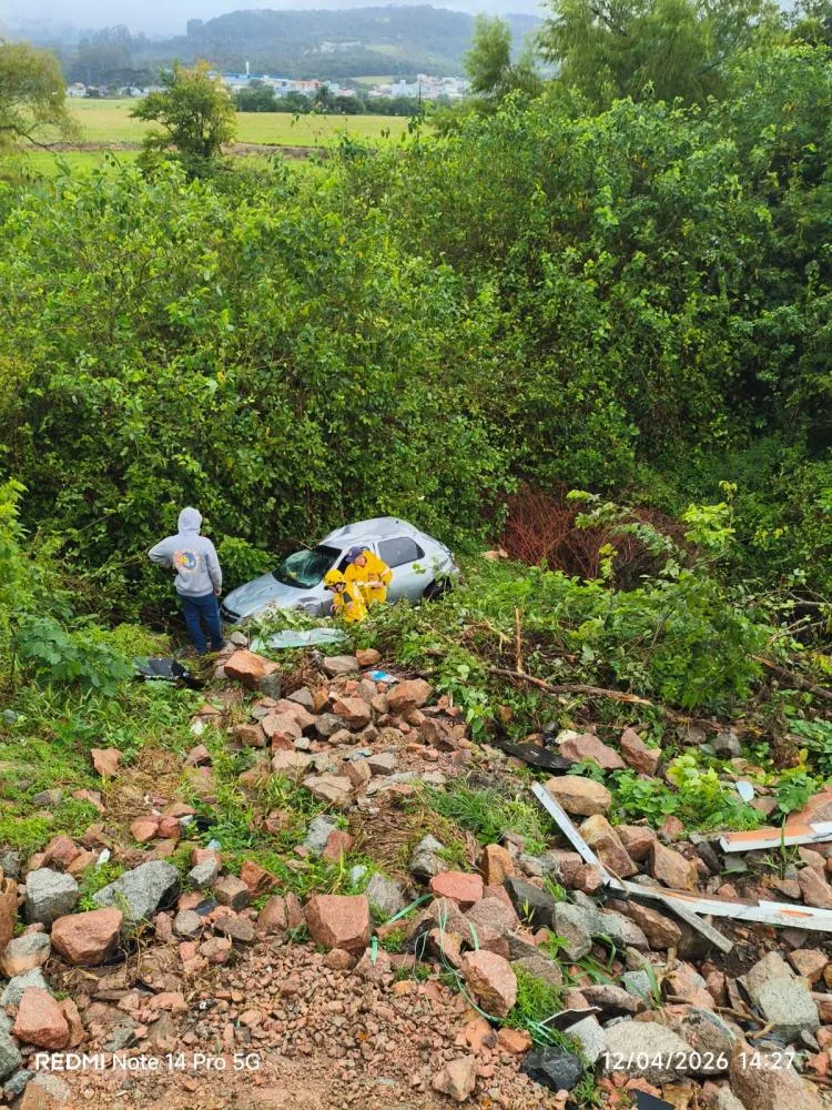 Carro sai da pista no Trevo de Agronômica na BR-470; motorista é levado ao hospital
