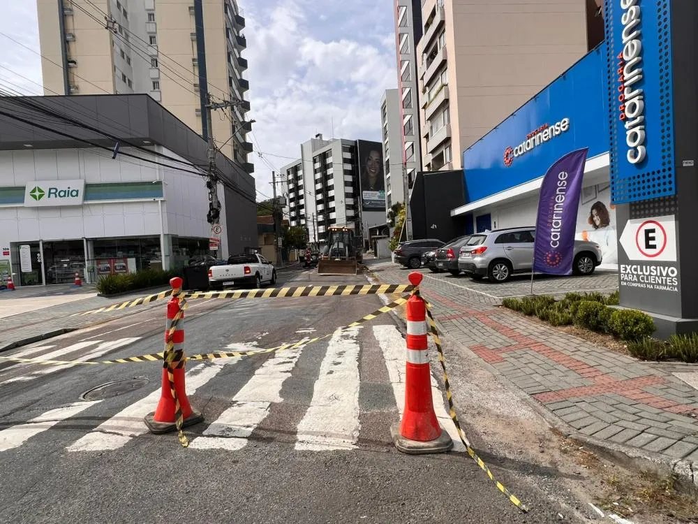 Rompimento de rede afeta abastecimento de água no Centro e Victor Konder, em Blumenau