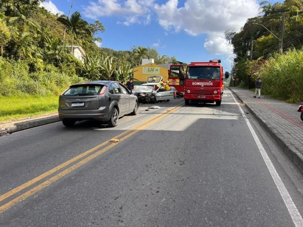 Homem fica ferido após batida de frente entre dois carros no bairro Vorstadt, em Blumenau