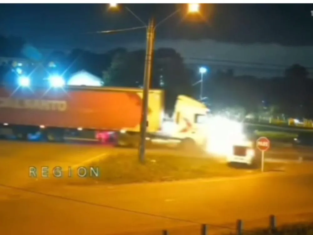 Vídeo mostra momento em que caminhão arrasta carro no Trevo do Celeiro, em Blumenau