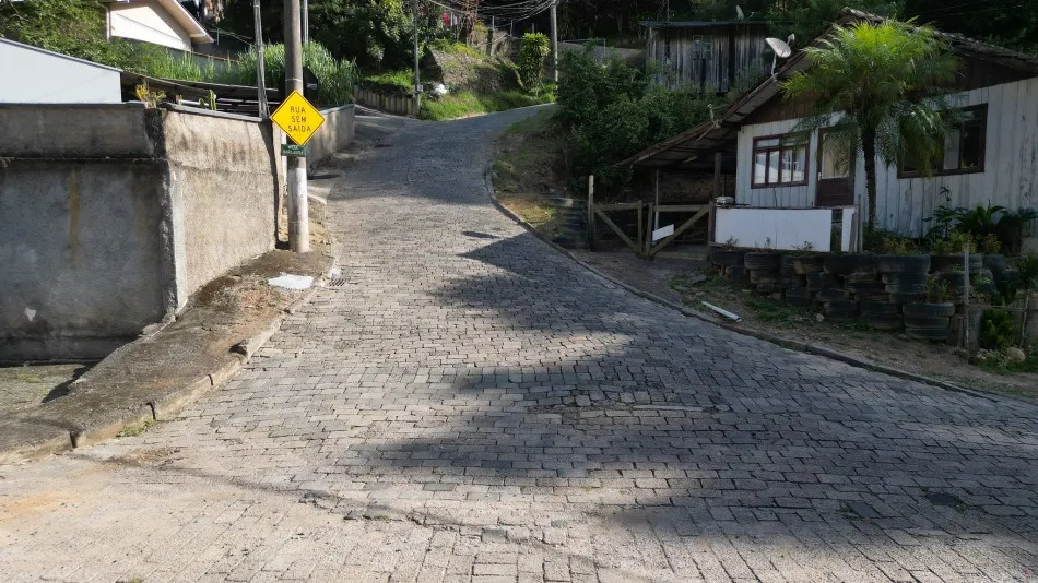 Rua de Blumenau terá trecho pavimentado em concreto; prazo de conclusão é de três meses
