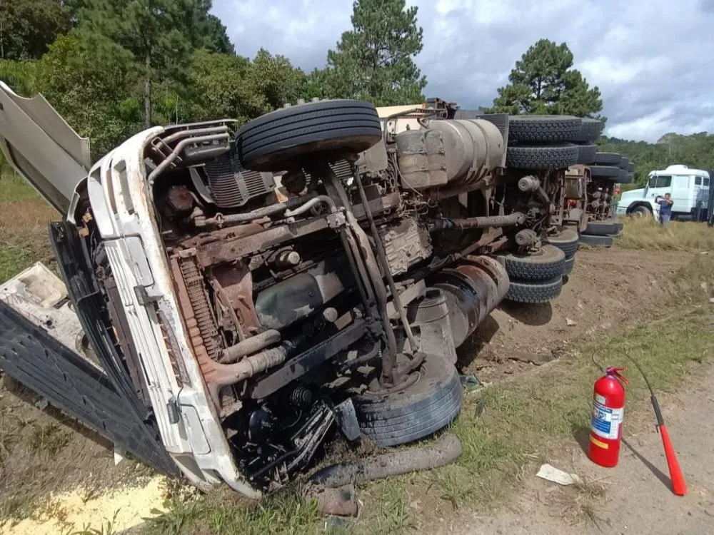 Motorista de carreta morre após perder o controle do veículo e sair da pista na BR-470, em Pouso Redondo
